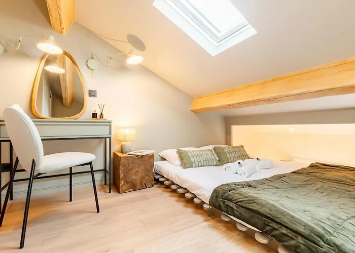 Lägenhet Picasso 3 Chic And Comfort 6 People- Attic Apartment, Offices